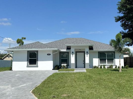 Exterior, Facade, Ranch