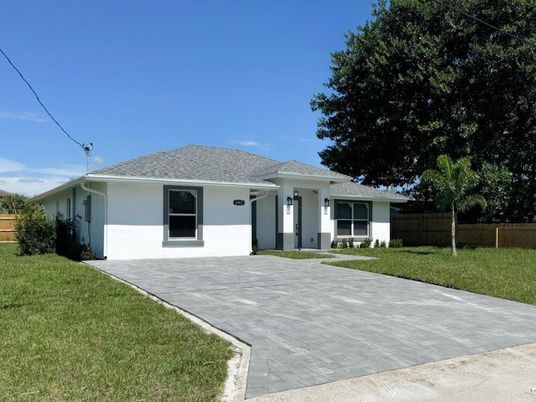 Backyard, Exterior, Facade, Ranch