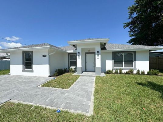 Exterior, Facade, Ranch