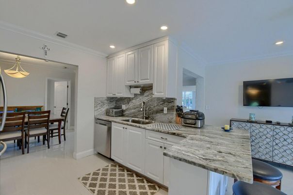 Dining room, Interior, Kitchen, Pendant Lights, Recessed Lighting, Stainless Steel Appliances