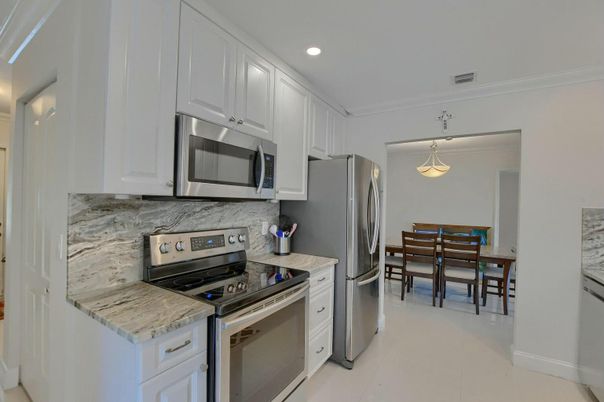 Dining room, Interior, Kitchen, Pendant Lights, Recessed Lighting, Stainless Steel Appliances