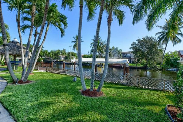 Exterior, Lake