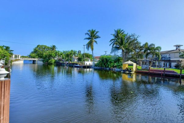Exterior, Lake
