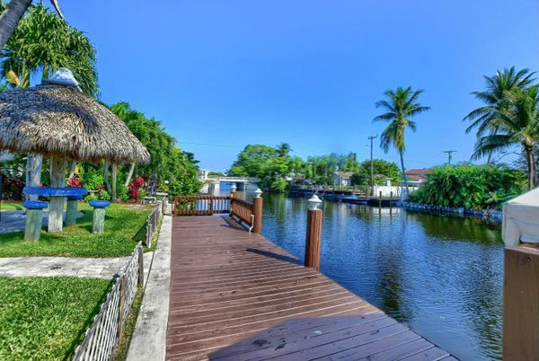 Exterior, Lake