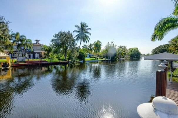 Exterior, Lake