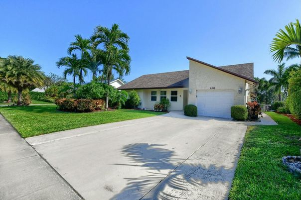 Attached, Exterior, Facade, Ranch