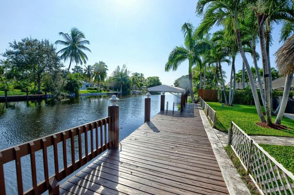 Exterior, Lake
