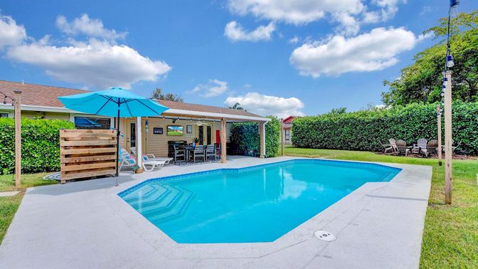 Exterior, Pool