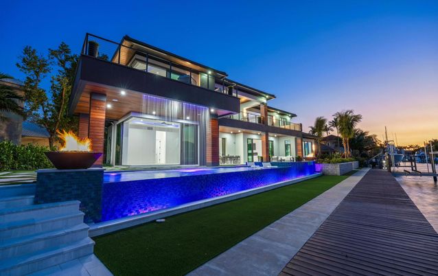 Backyard, Exterior, Facade, Modern