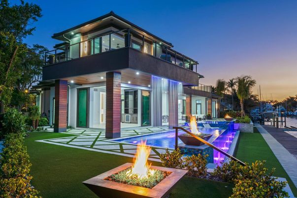 Backyard, Exterior, Facade, Pool, Modern
