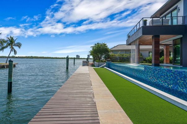 Exterior, Lake