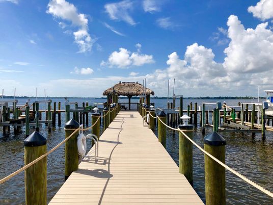 Exterior, Lake