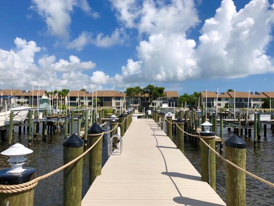 Exterior, Lake