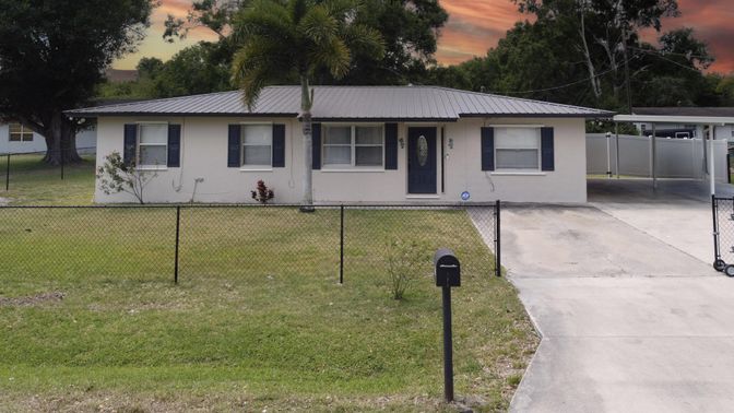Exterior, Facade, Ranch