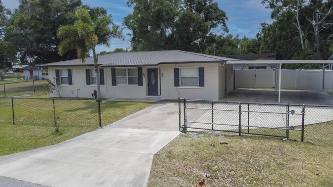 Exterior, Facade, Ranch