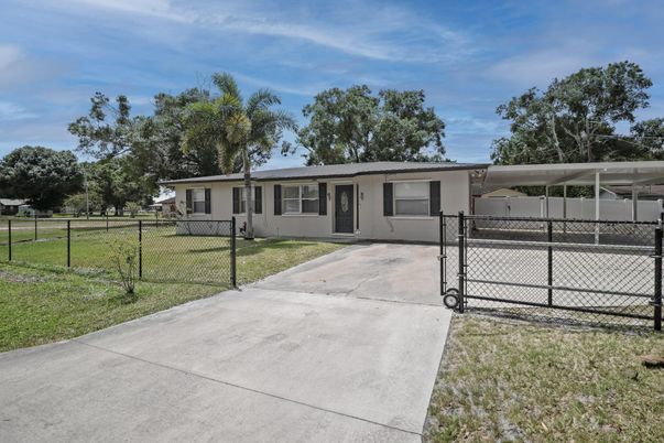 Exterior, Facade, Ranch