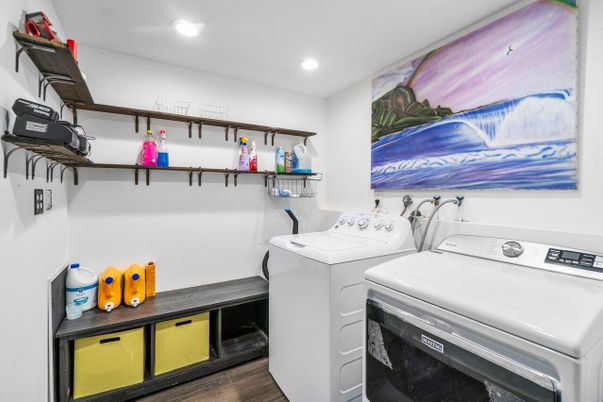 Interior, Recessed Lighting, Washer, Wood Texture Flooring