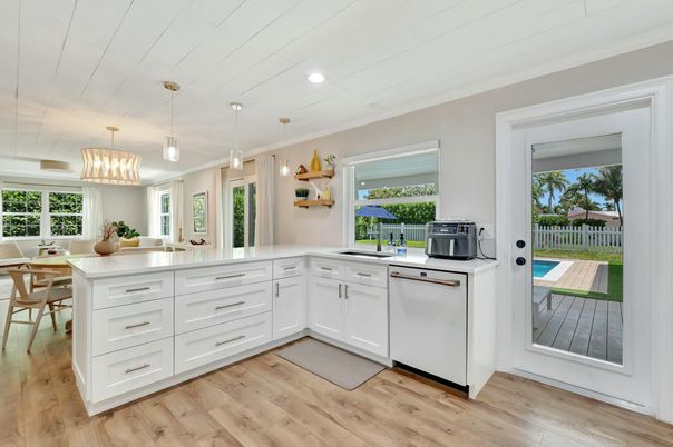 Chandelier, Dining room, Interior, Kitchen, Pendant Lights, Recessed Lighting, Wood Texture Flooring