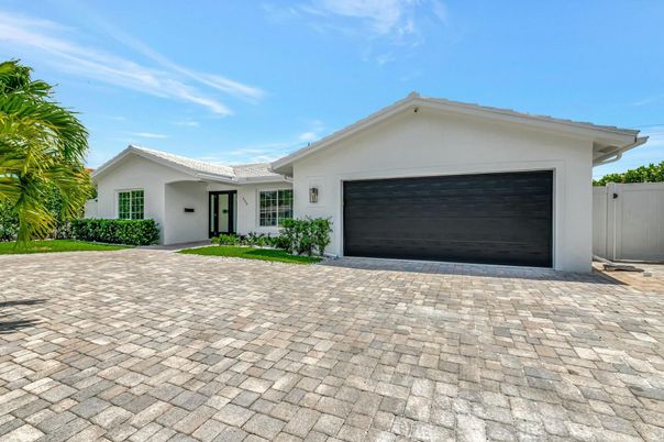 Attached, Exterior, Facade, Ranch