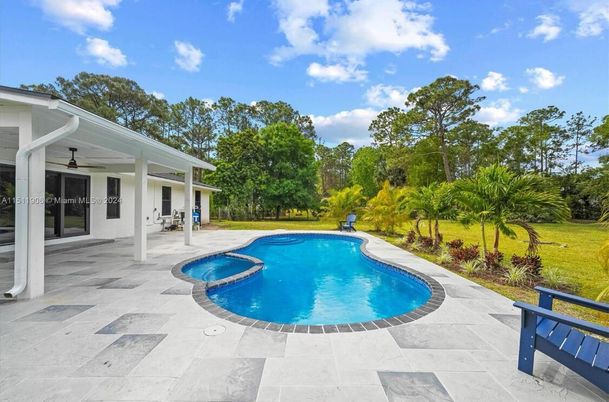 Exterior, Pool