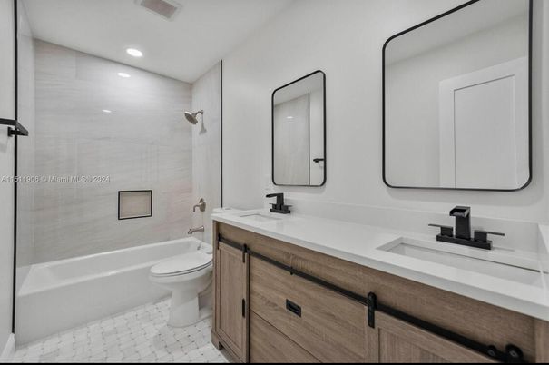 Bathroom, Dual Sink Vanities, Interior, Recessed Lighting