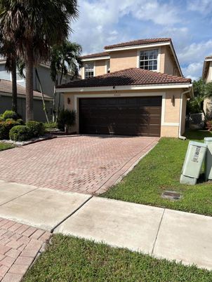 Attached, Exterior, Facade, Mediterranean