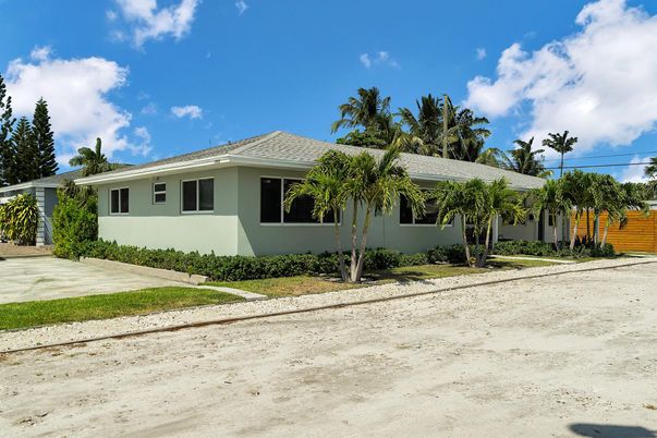 Exterior, Facade, Ranch