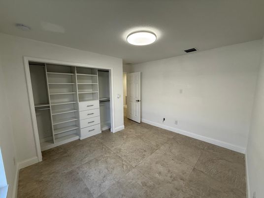 Empty room, Interior