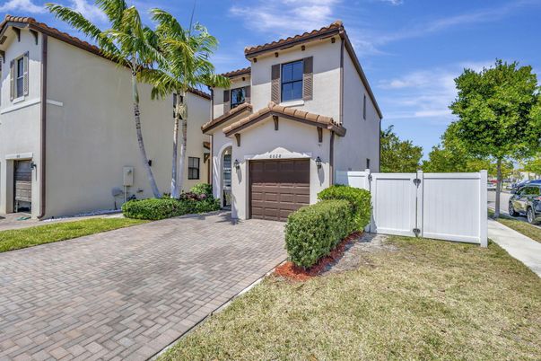 Attached, Exterior, Facade, Mediterranean