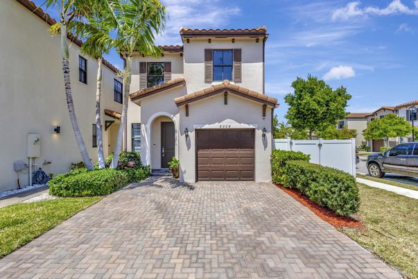 Attached, Exterior, Facade, Mediterranean