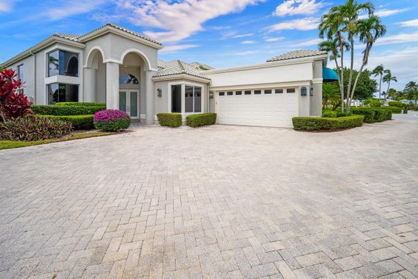 Attached, Exterior, Facade, Mediterranean