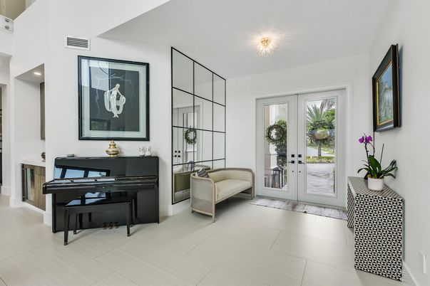 Interior, Piano