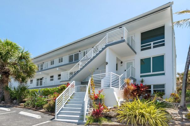 Exterior, Facade, Modern