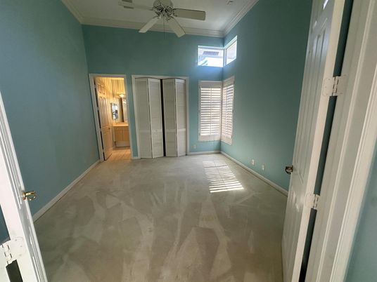 Empty room, Interior