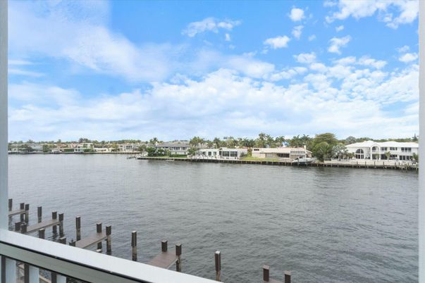 Exterior, Lake