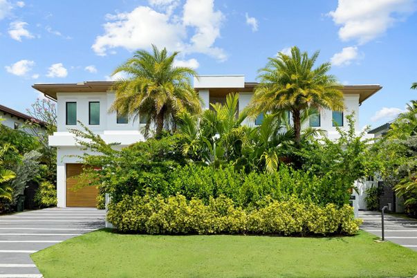 Attached, Exterior, Facade, Modern