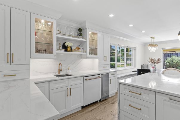 Chandelier, Interior, Kitchen, Marble Walls, Pendant Lights, Recessed Lighting, Wood Texture Flooring