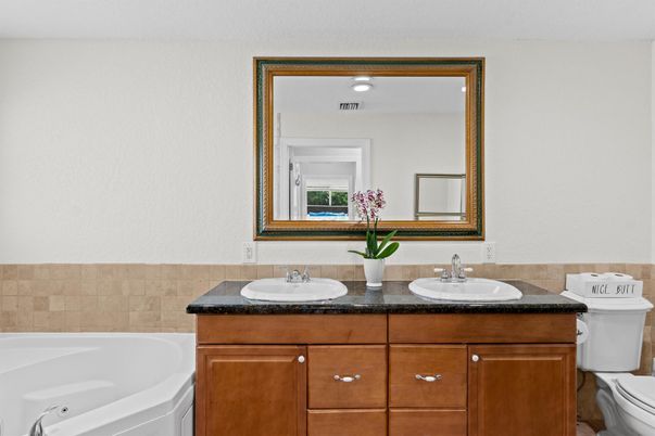 Bathroom, Dual Sink Vanities, Interior, Recessed Lighting