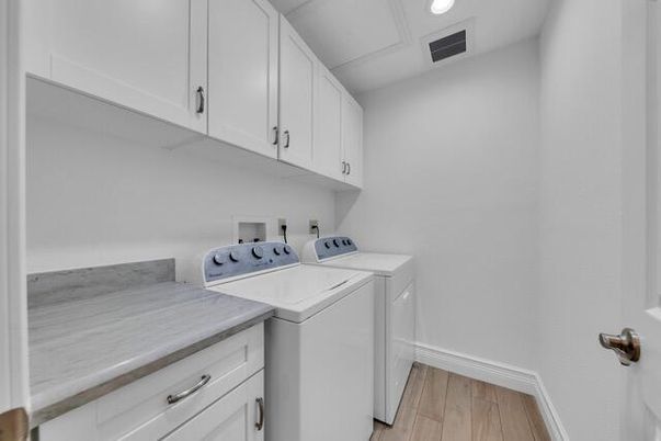 Interior, Recessed Lighting, Washer, Wood Texture Flooring