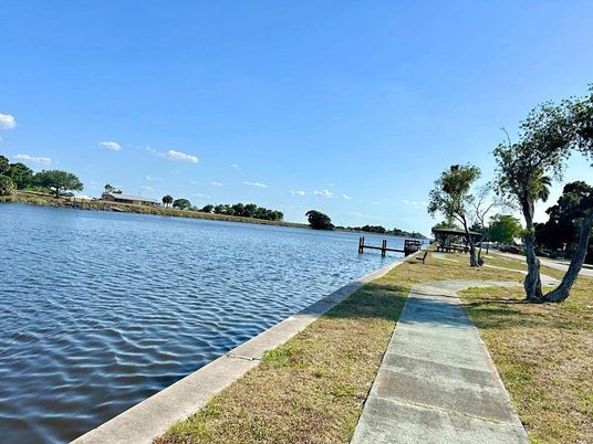 Exterior, Lake