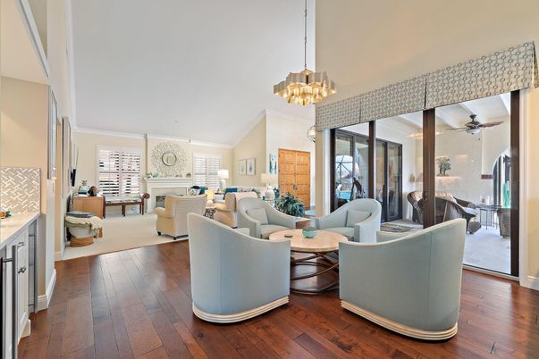 Chandelier, Dining room, Interior, Living room, Pendant Lights, Wood Texture Flooring