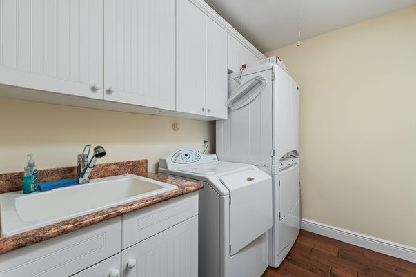 Interior, Washer, Wood Texture Flooring