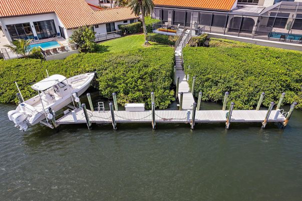 Exterior, Lake