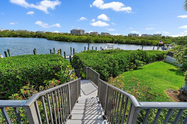 Exterior, Lake