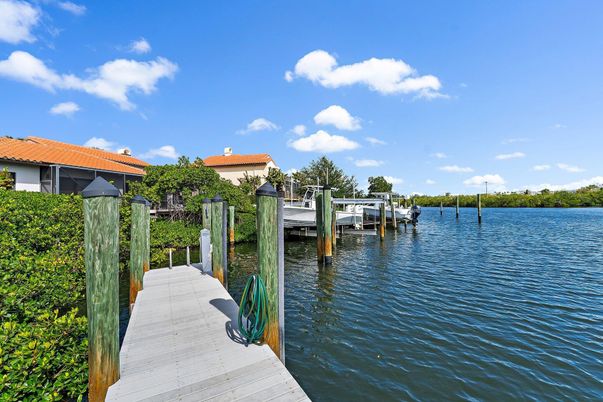 Exterior, Lake