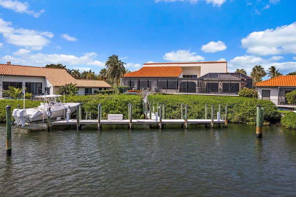 Exterior, Lake
