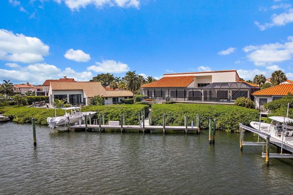 Exterior, Lake