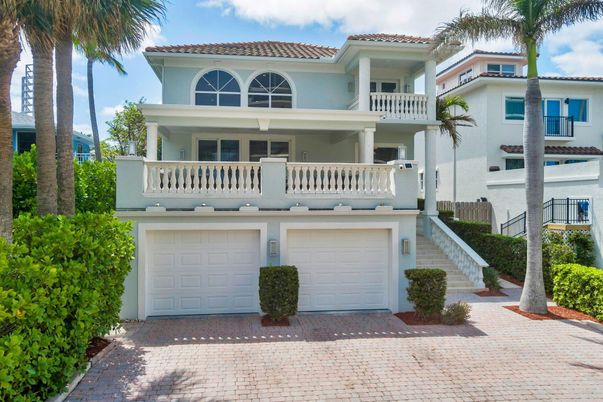 Attached, Exterior, Facade, Mediterranean