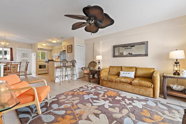 Chandelier, Dining room, Interior, Kitchen, Living room, Stainless Steel Appliances