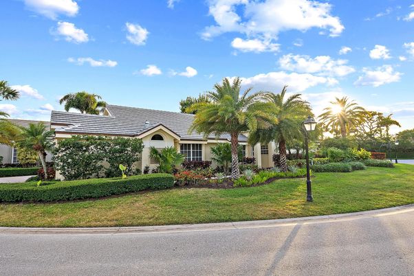 Backyard, Exterior, Facade, Ranch